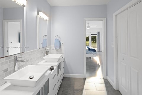 Townhouse in Hialeah, Florida 3 bedrooms, 183.95 sq.m. № 1775967 - photo 12