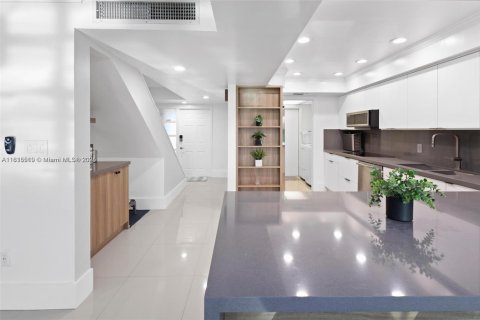 Townhouse in Hialeah, Florida 3 bedrooms, 183.95 sq.m. № 1775967 - photo 5