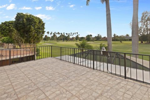 Townhouse in Hialeah, Florida 3 bedrooms, 183.95 sq.m. № 1775967 - photo 14