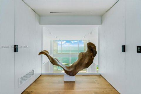 House in Key Biscayne, Florida 6 bedrooms, 761.98 sq.m. № 2015665 - photo 17