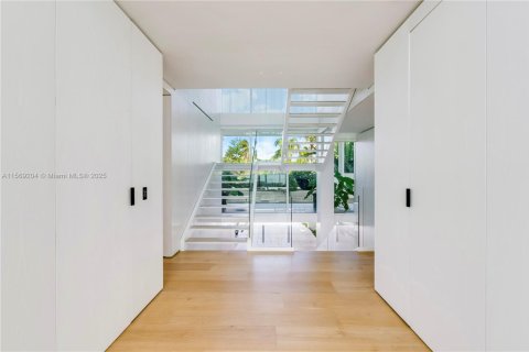 House in Key Biscayne, Florida 6 bedrooms, 761.98 sq.m. № 2015665 - photo 5