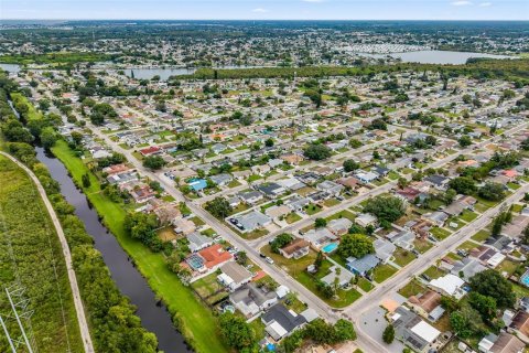 House in Holiday, Florida 3 bedrooms, 128.95 sq.m. № 2402731 - photo 8