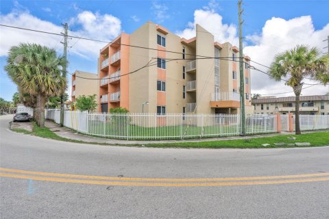 Propiedad comercial en venta en Miami, Florida, 2406.08 m2 № 2012940 - foto 8