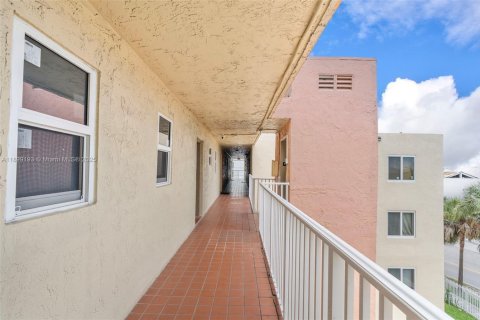 Propiedad comercial en venta en Miami, Florida, 2406.08 m2 № 2012940 - foto 19