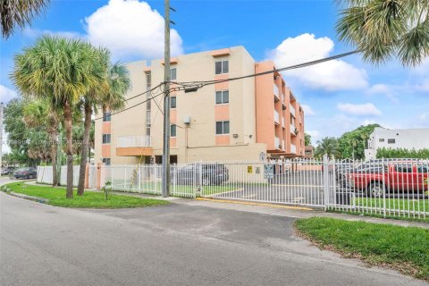 Propiedad comercial en venta en Miami, Florida, 2406.08 m2 № 2012940 - foto 3