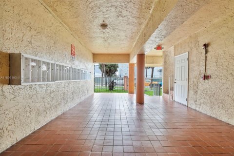 Propiedad comercial en venta en Miami, Florida, 2406.08 m2 № 2012940 - foto 13