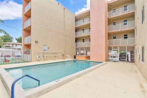 Propiedad comercial en venta en Miami, Florida, 2406.08 m2 № 2012940 - foto 15