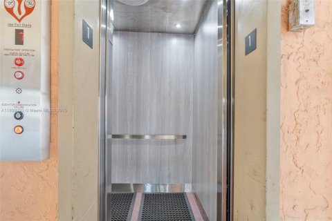 Propiedad comercial en venta en Miami, Florida, 2406.08 m2 № 2012940 - foto 10