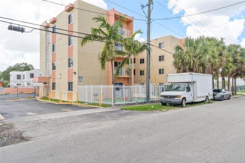 Propiedad comercial en venta en Miami, Florida, 2406.08 m2 № 2012940 - foto 5