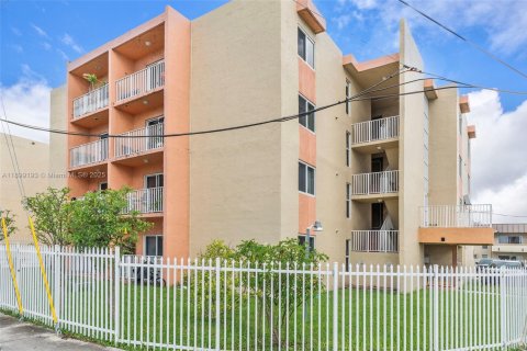 Propiedad comercial en venta en Miami, Florida, 2406.08 m2 № 2012940 - foto 4