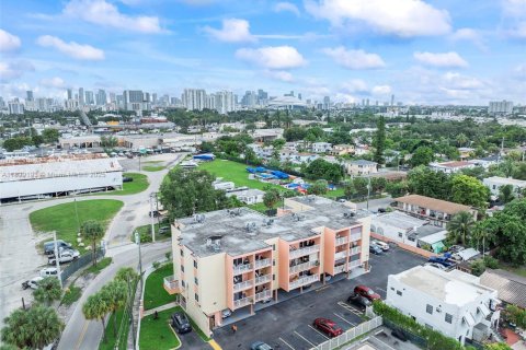 Propiedad comercial en venta en Miami, Florida, 2406.08 m2 № 2012940 - foto 24