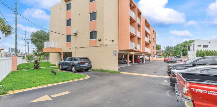 Propiedad comercial en Miami, Florida 2406.08 m2 № 2012940