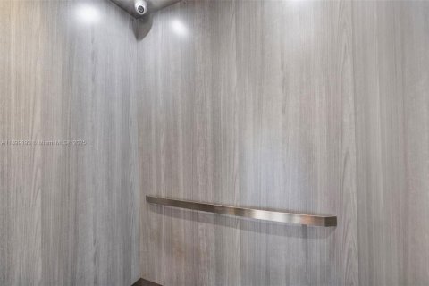 Propiedad comercial en venta en Miami, Florida, 2406.08 m2 № 2012940 - foto 11