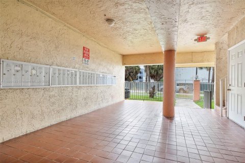 Propiedad comercial en venta en Miami, Florida, 2406.08 m2 № 2012940 - foto 14