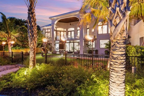 House in Clearwater, Florida 5 bedrooms, 398.92 sq.m. № 1298222 - photo 9