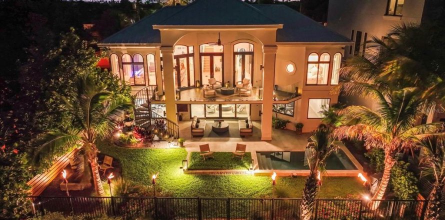 House in Clearwater, Florida 5 bedrooms, 398.92 sq.m. № 1298222