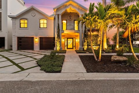 House in Clearwater, Florida 5 bedrooms, 398.92 sq.m. № 1298222 - photo 3
