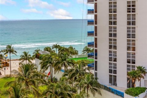Condo in Sunny Isles Beach, Florida  № 1859698 - photo 2