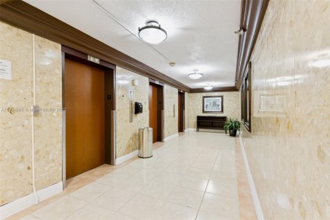 Condo in Sunny Isles Beach, Florida  № 1859698 - photo 18