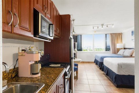 Condo in Sunny Isles Beach, Florida  № 1859698 - photo 12