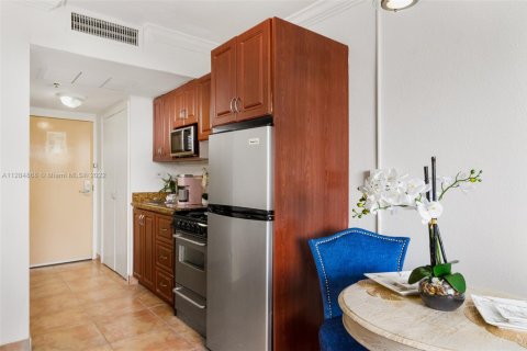 Condo in Sunny Isles Beach, Florida  № 1859698 - photo 10