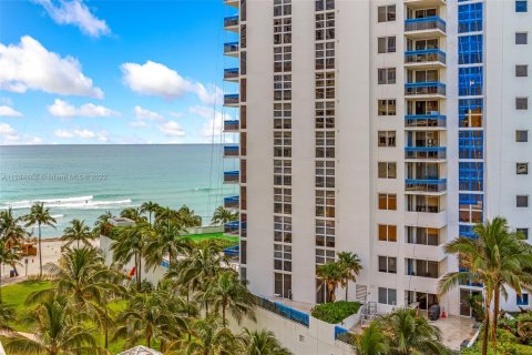 Condo in Sunny Isles Beach, Florida  № 1859698 - photo 1