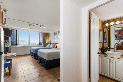 Condo in Sunny Isles Beach, Florida  № 1859698 - photo 13