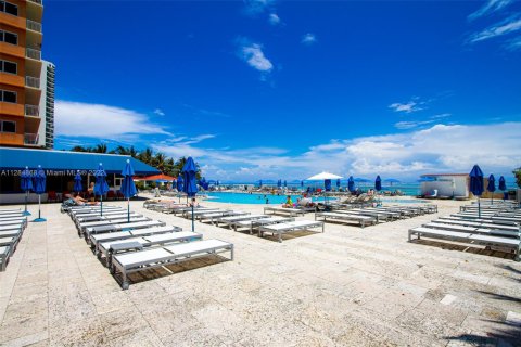 Condo in Sunny Isles Beach, Florida  № 1859698 - photo 29