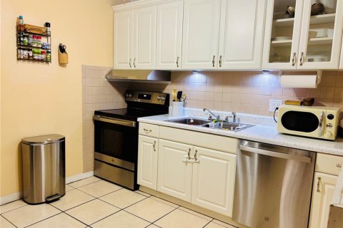 House in Saint Petersburg, Florida 3 bedrooms, 140.56 sq.m. № 1865887 - photo 5