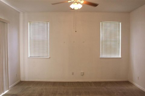 House in Deltona, Florida 4 bedrooms, 197.14 sq.m. № 2237757 - photo 2