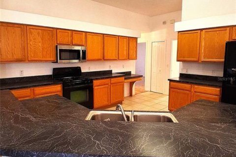 House in Deltona, Florida 4 bedrooms, 197.14 sq.m. № 2237757 - photo 4