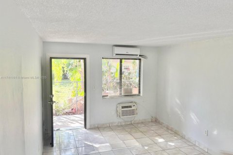 Commercial property in Miami, Florida 145.67 sq.m. № 1713554 - photo 8