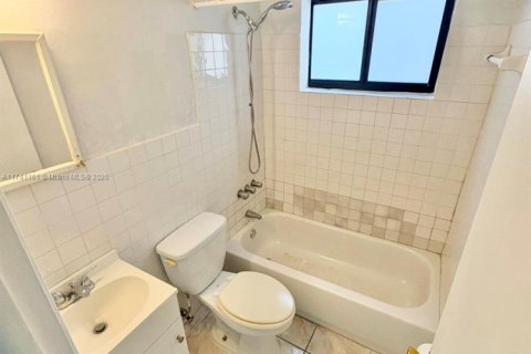 Commercial property in Miami, Florida 145.67 sq.m. № 1713554 - photo 15