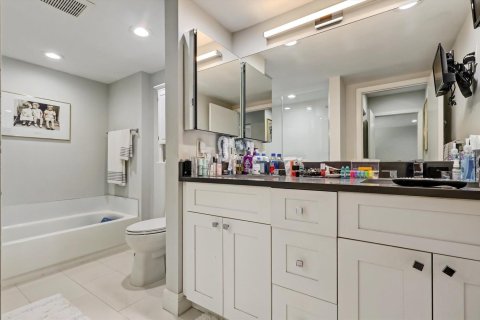 Condo in Boynton Beach, Florida, 2 bedrooms № 2248383 - photo 17