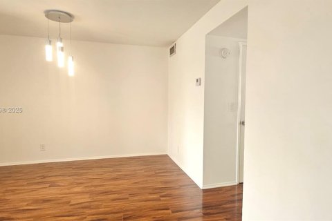 Condo in Hallandale Beach, Florida, 1 bedroom  № 1967594 - photo 8