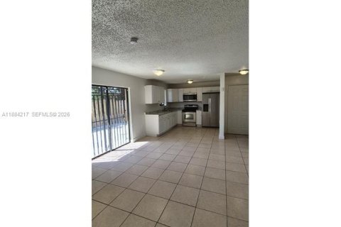 Снять в аренду таунхаус в Хомстед, Флорида 3 спальни, 89.09м2, № 1931035 - фото 6