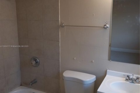 Снять в аренду таунхаус в Хомстед, Флорида 3 спальни, 89.09м2, № 1931035 - фото 3