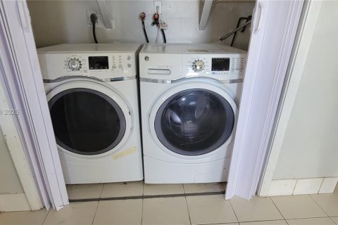 Снять в аренду таунхаус в Хомстед, Флорида 3 спальни, 89.09м2, № 1931035 - фото 5