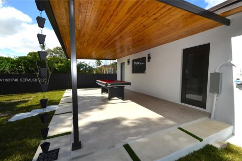 House in North Miami, Florida 3 bedrooms, 100.24 sq.m. № 1990855 - photo 27