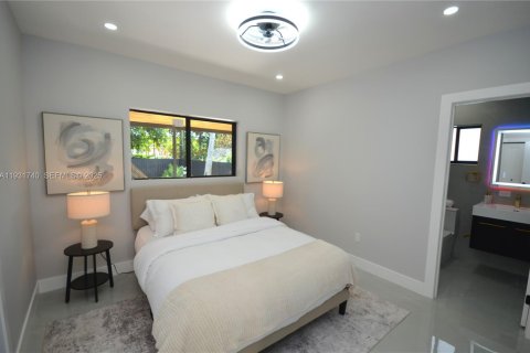 House in North Miami, Florida 3 bedrooms, 100.24 sq.m. № 1990855 - photo 9
