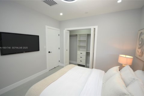 House in North Miami, Florida 3 bedrooms, 100.24 sq.m. № 1990855 - photo 14