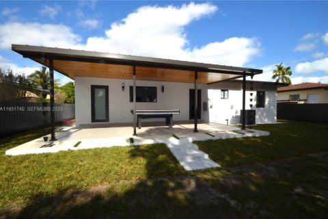 House in North Miami, Florida 3 bedrooms, 100.24 sq.m. № 1990855 - photo 28
