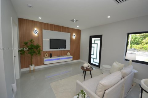 House in North Miami, Florida 3 bedrooms, 100.24 sq.m. № 1990855 - photo 19