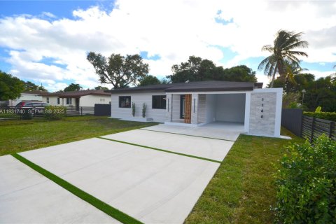 House in North Miami, Florida 3 bedrooms, 100.24 sq.m. № 1990855 - photo 2