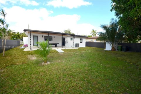House in North Miami, Florida 3 bedrooms, 100.24 sq.m. № 1990855 - photo 29