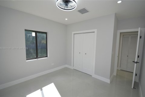 House in North Miami, Florida 3 bedrooms, 100.24 sq.m. № 1990855 - photo 23