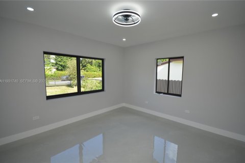 House in North Miami, Florida 3 bedrooms, 100.24 sq.m. № 1990855 - photo 20