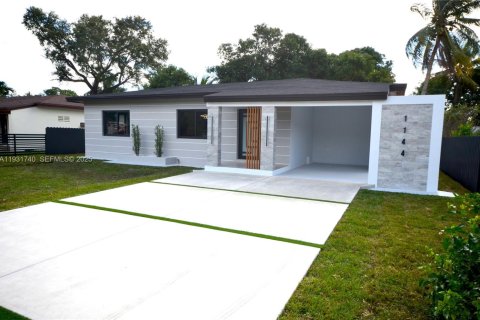 House in North Miami, Florida 3 bedrooms, 100.24 sq.m. № 1990855 - photo 1