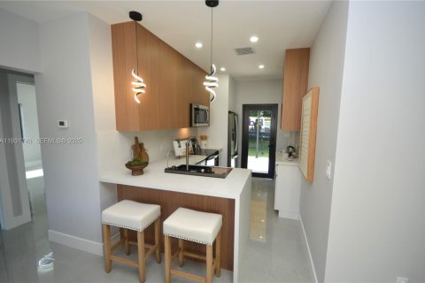 House in North Miami, Florida 3 bedrooms, 100.24 sq.m. № 1990855 - photo 6