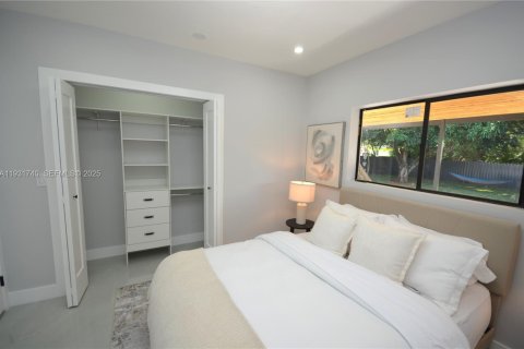 House in North Miami, Florida 3 bedrooms, 100.24 sq.m. № 1990855 - photo 13